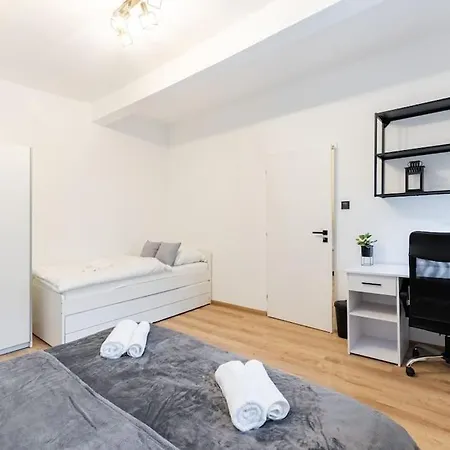 Apartment Serenity: Urban Garden Retreat Bratislava