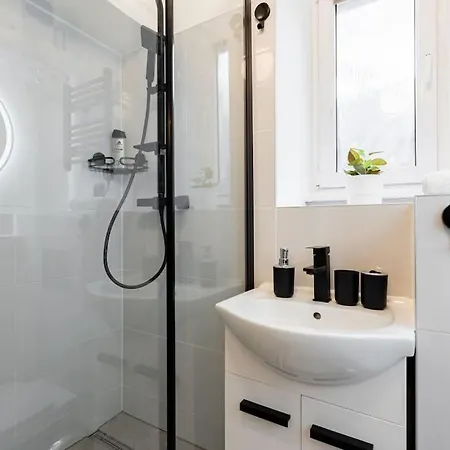 Apartment Serenity: Urban Garden Retreat Bratislava