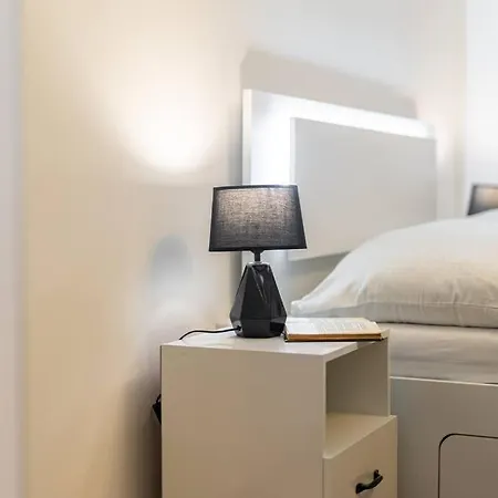 Apartamento Serenity: Urban Garden Retreat