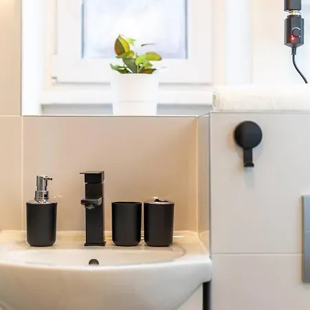 Daire Serenity: Urban Garden Retreat Bratislava