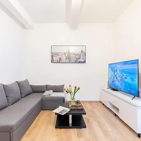 Apartment Serenity: Urban Garden Retreat Bratislava