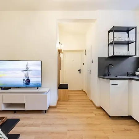 Serenity: Urban Garden Retreat Apartment