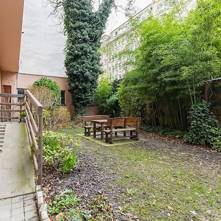 Serenity: Urban Garden Retreat *