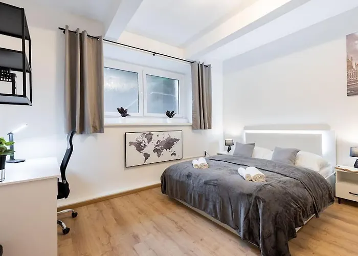 Serenity: Urban Garden Retreat Apartment