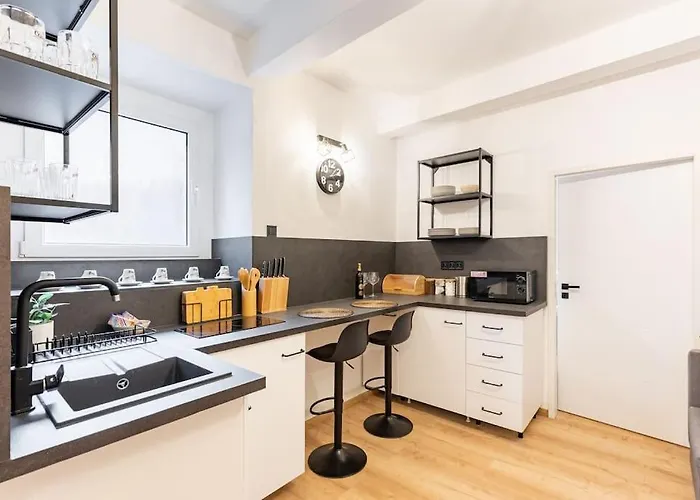 Apartment Serenity: Urban Garden Retreat