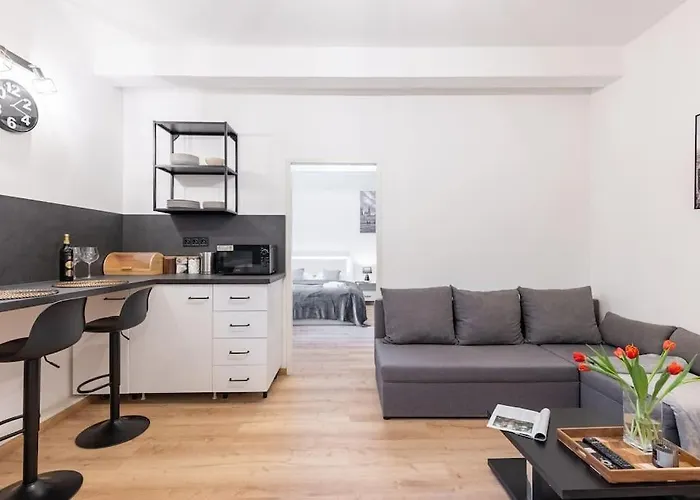 Apartment Serenity: Urban Garden Retreat