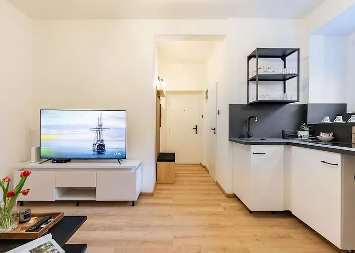 Serenity: Urban Garden Retreat Apartment