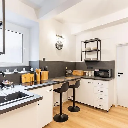 Apartment Serenity: Urban Garden Retreat