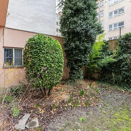 Serenity: Urban Garden Retreat Pressburg