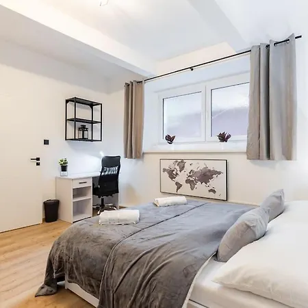 Serenity: Urban Garden Retreat Apartment *